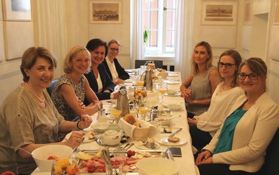 Arbeitsfr�hst�ck der AG-Frauen mit Gleichstellungsbeauftragten des Bayerischen Staatsministeriums f�r Bildung und Kultus, Wissenschaft und Kunst, Frau RDin Miriam Knobel (Gleichstellungsbeauftragte Ministerium) und Frau OStRin Susanne Gerlach (Gleichstellungsbeauftragte nachgeordneter Bereich)