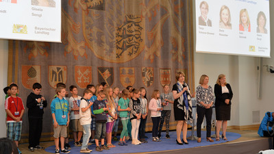 Kennenlernen im Senatssaal: Unter Moderation der Mitglieder der Kinderkommission  stellten die M�dchen und Buben ihre Schulen vor. | Foto: Rolf Poss