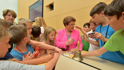 Umringt von Kindern: Landtagspr�sidentin Barbara Stamm | Foto: Rolf Poss
