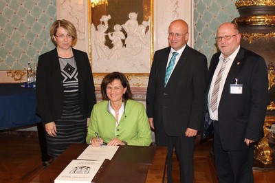 Eintrag ins goldene Buch mit Tanja Schorer-Dremel, MdL, Landrat Anton Knapp und Wirtschaftsf�rderer Georg Stark