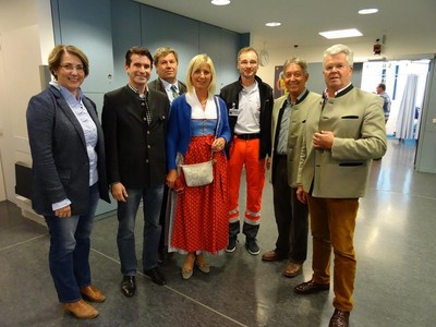 Oktoberfest 2015: Vielen Dank an alle ehrenamtlichen Helfer - hier beim BRK (Tanja Schorer-Dremel, Eric Bei�wenger, Ulrike Scharf, Otto Johannes H�nnerkopf und Ludwig Lerchenfeld mit dem Einsatzleiter Michael Sch�nberger)

