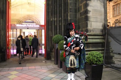 Traditionelle T�ne zur Begr��ung beim Abendempfang mit dem German Consulate General Edinburgh.