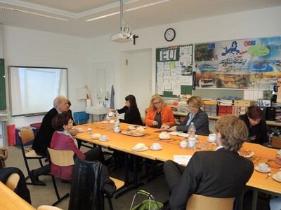 Schulleiter Johannes Adamietz diskutierte mit Lehrern, Eltern, Herrn Andreas Zinsmeister vom Sozialministerium und uns die Situation des F�rderzentrums und das Thema Inklusion im Allgemeinen.