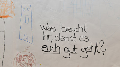 Schreiben und Malen: Kinder formulieren ihre W�nsche. | � Bildarchiv Bayerischer Landtag