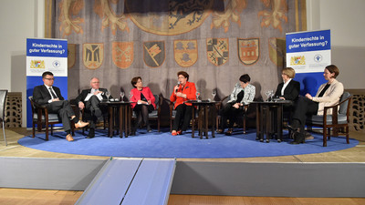 Podiumsdiskussion (v.l.): Prof. Dr. Josef Franz Lindner, Heinz Hilgers, Emilia M�ller, Barbara Stamm, Prof. Dr. Rita S�ssmuth, Tanja Schorer-Dremel, Claudia Kittel. | � Bildarchiv Bayerischer Landtag