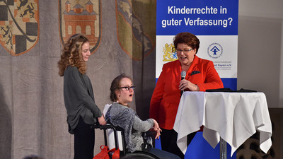 Landtagspr�sidentin Barbara Stamm im Gespr�ch mit zwei Sch�lerinnen. | � Bildarchiv Bayerischer Landtag