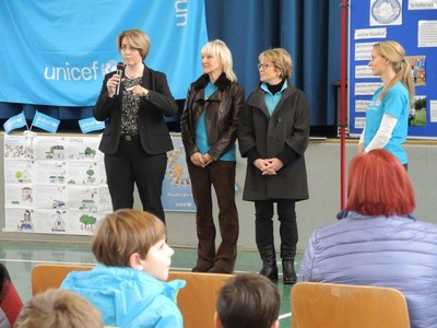 Zusammen mit Christine Seehofer von UNICEF konnte ich die Sch�ler der Grund- und Mittelschule Oberhaunstadt zum UNICEF Aktionstag begr��en.
