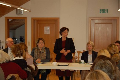 Staatsministerin Emilia M�ller war zum politischen Nachmittag zur gemeinsamen Veranstaltung des Katholischen Frauenbunds Zandt mit der Frauen-Union Denkendorf ins Zandter Pfarrheim gekommen. Ausf�hrlich informierte M�ller �ber die aktuelle Asylpolitik und �ber ihre Sicht auf die Rolle der Frau in der sich �ndernden Gesellschaft.
