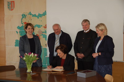 Ministerin Emilia M�ller tr�gt sich ins Goldene Buch von Denkendorf ein