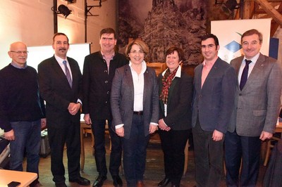 
Als G�ste konnte sie den Kreisobmann des Bauernverbandes, Josef Kroll, und die Kreisb�uerin, Christa Weber, begr��en. Beide referierten ausf�hrlich �ber die Basisdaten der Landwirtschaft und stie�en mit einigen Themen eine rege Diskussion an.
