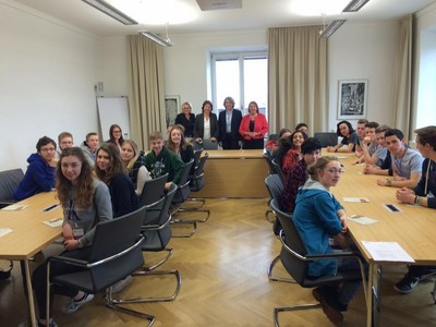 Die 10. Klasse des Willibald Gymnasiums besuchte heute den Bayerischen Landtag. Gemeinsam mit den Kolleginnen der SPD, der FW und von B�ndnis 90/Die Gr�nen beantworteten wir die vielen interessierten Fragen. Auch heute zeigte sich, wie politikinteressiert und informiert alle waren.
Und wieder waren drei ehemalige Sch�ler von mir dabei.