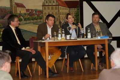 Den Fragen der Imker und interessierten B�rgern stellten sich (von links) Kreisvorsitzender Dr. Werner Hornung, MdL Steffen Vogel, MdL Tanja Schorer-Dremel und BBV-Kreisobmann Klaus Merkel.