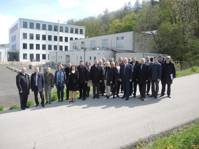 Ja zur Berufsschule in Eichst�tt
Ein deutliches Bekenntnis f�r den Erhalt des Berufsschulstandortes am Burgberg gab die CSU-Kreistagsfraktion bei einem Ortstermin in Eichst�tt ab. Zusammen mit Schulleiter Wendelin Ferstl und Landrat Anton Knapp besichtigten die CSU Kreisr�te die Stelle, an welcher der geplante Neubau entstehen soll.
