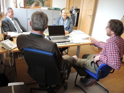 Bei meinem Besuch in der neuen Verbandszentrale der WBV Altmannstein sprach ich mit Vorstand Norbert Hummel (hinten links), Gesch�ftsf�hrer Josef Lohr (vorne links) und F�rster Norbert Vollnhals (vorne rechts). 