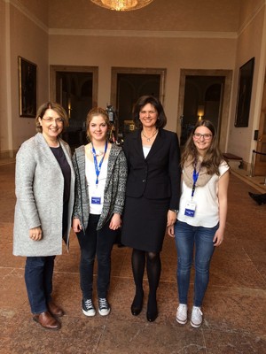 Im Zuge des �Girls Day 2016� begleiteten mich Lea Bacherle aus Eichst�tt und Sophia Schermer aus Pfalzpaint in den Bayerischen Landtag.
von links: Tanja Schorer-Dremel, MdL, Lea Bacherle, Staatsministerin Ilse Aigner, MdL, Sophia Schermer.
