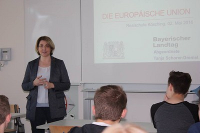 �ber Europa, die Geschichte, die Institutionen, wie auch die Auswirkungen auf unser Leben hier in Bayern, konnte ich mit vier Klassen an der Realschule K�sching diskutieren. 