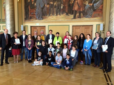 Fast 140 Abgeordnete des Bayerischen Landtags beteiligten sich am 7. M�rz bei der Aktion �Abgeordnete schenken eine Unterrichtsstunde� der Freien Schulen in Bayern und verschenkten eine Unterrichtstunde. 
 Auch ich beteiligte mich mit einer Stunde an der Realschule Rebdorf. 
 Bei einer Abschlussveranstaltung mit den Organisatoren bekamen wir die Zusammenfassung dieser Aktion �berreicht

 Die Organisation dieser Aktion teilten sich der Verband Bayerischer Privatschulen, das Katholische Schulwerk in Bayern und die Evangelische Schulstiftung in Bayern.