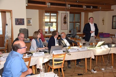 Eine rege Diskussion schlie�t sich an, in der viele gro�e und kleine Missverst�ndnisse rund um das Thema Energie gekl�rt werden k�nnen.

