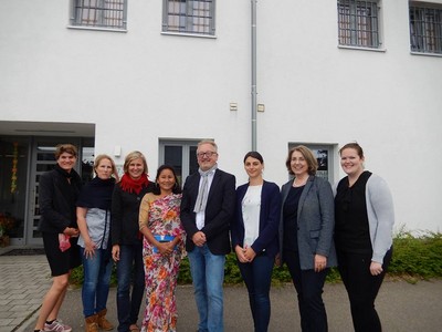 Tanja Schorer-Dremel begleitete, zusammen mit der Abgeordneten Claudia Stamm, Indira Ranamagar bei der Besichtigung des Frauengef�ngnisses in Aichach und erkl�rte ihr die Abl�ufe im deutschen Strafvollzug. Besonderes Augenmerk galt w�hrend des Besuchs der Mutter-Kind-Einrichtung der JVA Aichach, in welcher bis zu zehn Kleinkinder von H�ftlingen Ganztags betreut werden. Foto: Sim�ller/Aichacher Nachrichten