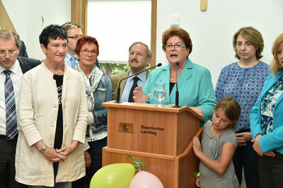 Landtagspr�sidentin Barbara Stamm erkl�rt: �Wenn man die Kinder sieht, dann wei� man, dass es ihnen hier gut geht. Und genau das war von Anfang an unsere Zielsetzung: Eine Einrichtung zu schaffen, in der sich die Kinder wohlf�hlen, w�hrend ihre Eltern im Landtag arbeiten.
Foto: Rolf Poss | � Bildarchiv Bayerischer Landtag
