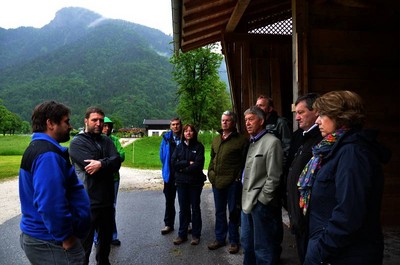 Landwirt Peter Zimmermann und Dr. Peter Loreth im Gespr�ch mit dem AK Umwelt und Verbraucherschutz 