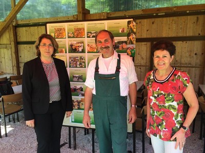 Beim Besuch meiner Kollegin Gudrun Brendel-Fischer in ihrem Stimmkreis Bayreuth, traf ich als Bienenpolitische Sprecherin der CSU Fraktion Herrn Anton Herzing, den Imkerpaten meiner Kollegin. 