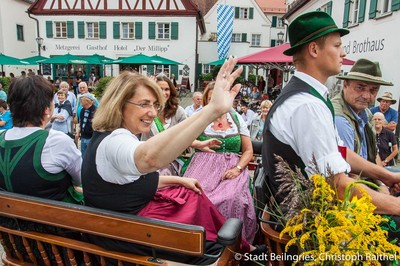 Immer wieder sch�n: Festumzug mit Fahrt in der Kutsche