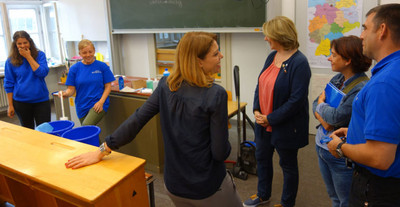 Einrichtungsleiter Tobias Geyer und die Leiterin f�r Soziale Integration bei JonasBetterPlace, Sabine Faber, begr��ten mich.