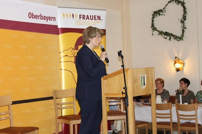 Landtagsabgeordnete Tanja Schorer-Dremel bei ihrem Gru�wort