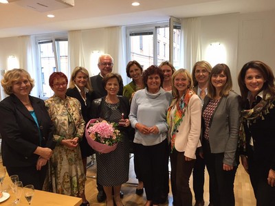 Herzlichen Gl�ckwunsch unserer Staatsministerin Emilia M�ller zu ihrem 65. Geburtstag! � mit Petra Dettenh�fer, Reserl Sem, Mechthild Wittmann, Thomas Kreuzer, Emilia M�ller, Christine Haderthauer, Ingrid Heckner, Kerstin Schreyer, Tanja Schorer-Dremel, Judith Gerlach und Michaela Kaniber
