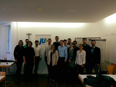 Rege Diskussionen zu aktuellen Themen bei der Klausurtagung des JU-Kreisverbandes Eichst�tt in Schloss Pf�nz. Als Kreisvorsitzende sch�tze ich es sehr, so eine aktive und engagierte Arbeitsgemeinschaft zu haben.