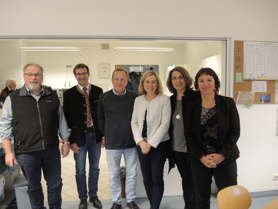 In der Grund- und Mittelschule Piding-Anger zeigten uns der Rektor Herr Schneider, Pidings B�rgermeister Herr Holzner und Herr H�ller von der Jonathan Jugendhilfe die R�ume der GaTa.