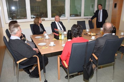 Starker Mittelstand in Bayern, bei dem es jeden zweiten Tag kracht - aber nur im Steinbruch. Und das so richtig ordentlich. Wir waren zu Besuch bei den H. Geiger Stein- und Schotterwerken in Kinding/Pfraundorf mit der Bayerischen Wirtschaftsministerin Ilse Aigner und unseren regionalen Mandatstr�gern. Vielen Dank an Herrn Geiger und Herrn Hohenwarter f�r den beeindruckenden Besuch!
