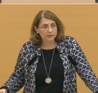 Tanja Schorer-Dremel spricht im Plenum als Vorsitzende der Kinder Kommission des Bayerischen Landtags