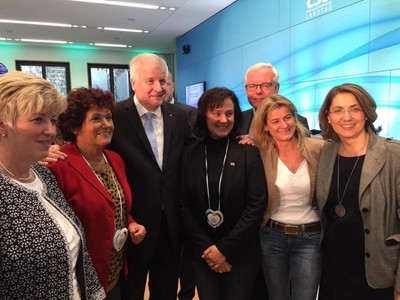 Gruppenbild mit zwei Herren: die Abgeordneten Angelika Schorer, Ingrid Heckner, Dr. Ute Eiling-H�tig, Mechthilde Wittmann und Tanja Schorer-Dremel (v.l.n.r.) mit Ministerpr�sident Horst Seehofer und Fraktionschef Thomas Kreuzer beim Tag der offenen T�r im Landtag. Foto: CSU Fraktion im Bayerischen Landtag/ http://www.csu-landtag.de/index.php?ka=3&ska=7&step=1&bnr=12&ids=428&idsb=5184#.WEVjKYWcHIU