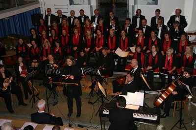 Zum Weihnachtskonzert in der Friedenskirche hatte die Gaimersheimer Kantorei, mit Piccantus und M�nnerchor, unter der Leitung von Bernhardt G�nther geladen. In diesem Jahr durfte ich den Lesepart �bernehmen.
Es war ein wunderbarer Abend mit zauberhafter, hinreisender Musik, der richtig auf das Weihnachtsfest einstimmte.