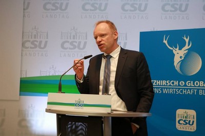 Der Pr�sident des ifo-Instituts Prof. Dr. Clemens Fuest referiert zu Aussichten und Handlungsoptionen f�r den Freistaat Bayern