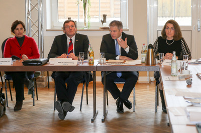 Zusammen mit meiner Kollegin Christine Haderthauer, Neuburgs Oberb�rgermeister Dr. Bernhard Gmehling und Ingolstadts Oberb�rgermeister Dr. Christian L�sel bei der Sicherheitskonferenz der Region 10
