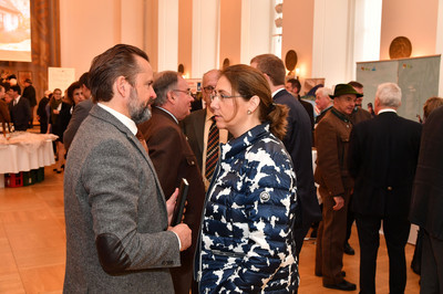 Im Gespr�ch mit Thomas Schreder, Bayerischer Jagdverband, beim Infotag im Landtag Foto: Rolf Poss/ � Bildarchiv Bayerischer Landtag