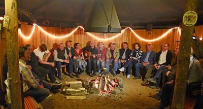 Ausklang unserer Landtags-Informationswoche im Landkreis Roth. Mit den Kollegen aus dem Umweltausschuss, bei einem Feierabendbier und Gitarre am Lagerfeuer in der Grillh�tte unseres Kollegen Volker Bauer. 
Wir nehmen aus dieser Woche viel Anregungen und W�nsche mit in den Bayerischen Landtag.
