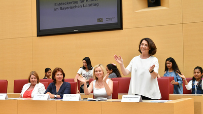 Entdeckertag | Foto: Rolf Poss
Immer mit dabei: die Mitglieder der Kinderkommission des Bayerischen Landtags | � Bildarchiv Bayerischer Landtag