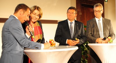 Expertenrunde bei den Medienkompetenztagen: Tanja Schorer-Dremel mit Staatssekret�r Franz-Josef Pschierer und BLM-Pr�sident Siegfried Schneider sowie Moderator Markus Othmer 
Bildquelle: Aline-Florence Buttkereit 