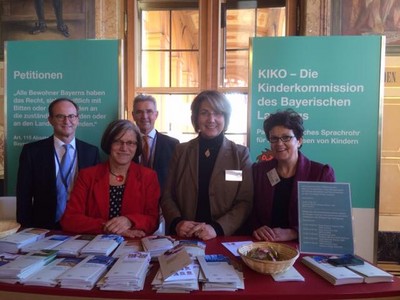 Tanja Schorer-Dremel beim Tag der Offenen T�r im Bayerischen Landtag.
Als Vorsitzende der Kinderkommission zusammen mit ihren Kolleginnen und Kollegen