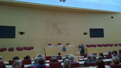 Tanja Schorer-Dremel steht im Plenarsaal Rede und Antwort