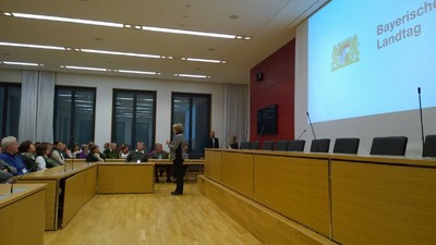 Tanja Schorer-Dremel begr��t die Teilnehmer der vierten Landtagsfahrt im Fraktionssaal 