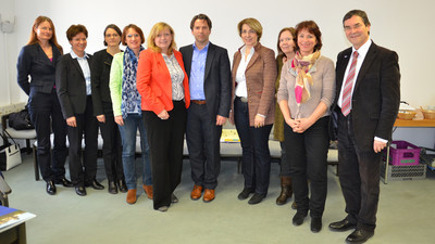 Teilnehmerinnen und Teilnehmer des Expertengespr�chs (v.l.): Dagmar Britze, Isabella Gold, Dr. Elisabeth M�tzel, Ute M�ller-Weide, Gabi Schmidt, Siegmund Hammel, Tanja Schorer-Dremel, Hanna Prausnitz, Gisela Sengl und Haimo Liebich. Foto: Eva Spessa