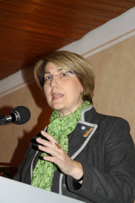 Tanja Schorer-Dremel spricht beim Starkbierfest der CSU Kipfenberg