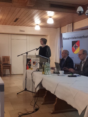 Tanja Schorer-Dremel spricht beim Verband der Reservisten der Deutschen Bundeswehr e.V.