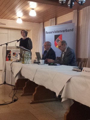 Tanja Schorer-Dremel spricht beim Verband der Reservisten der Deutschen Bundeswehr e.V.
