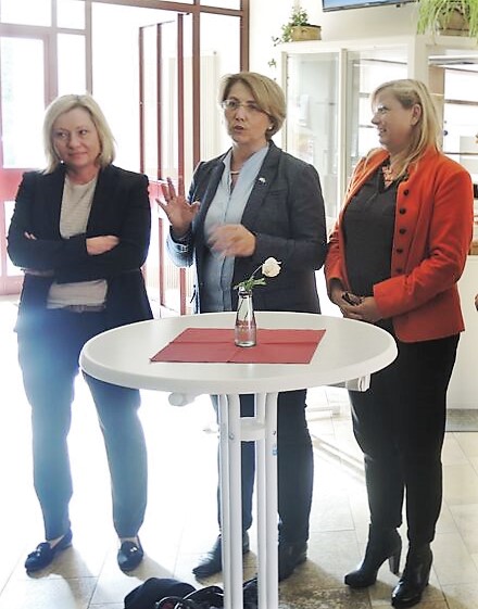 Die Mitglieder der Kinderkommission Doris Rauscher und Gabi Schmidt zusammen mit der Vorsitzenden Tanja Schorer-Dremel bei ihrem Besuch in Eichsttt